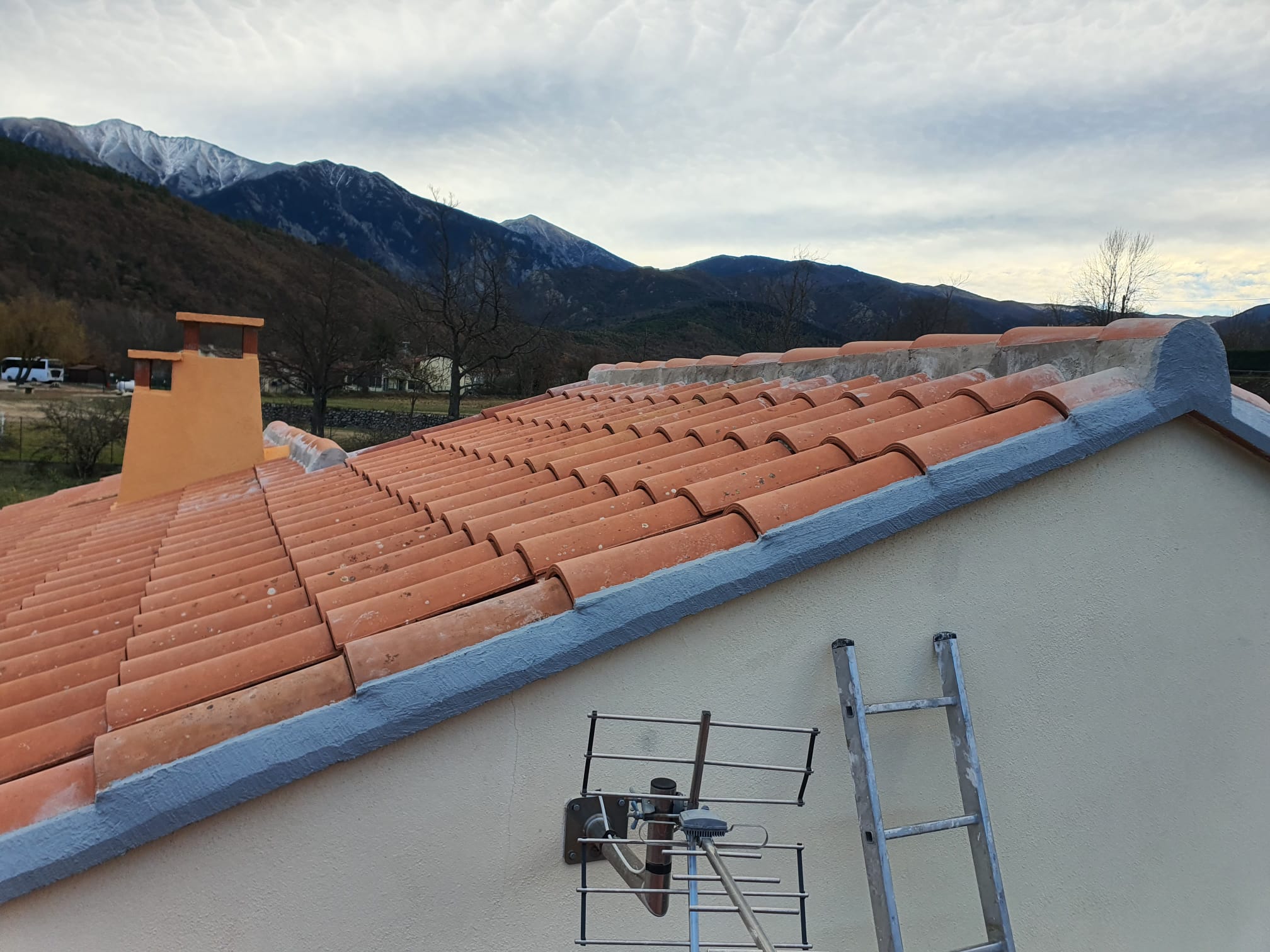 Toit en tuiles avec montagnes en arrière-plan