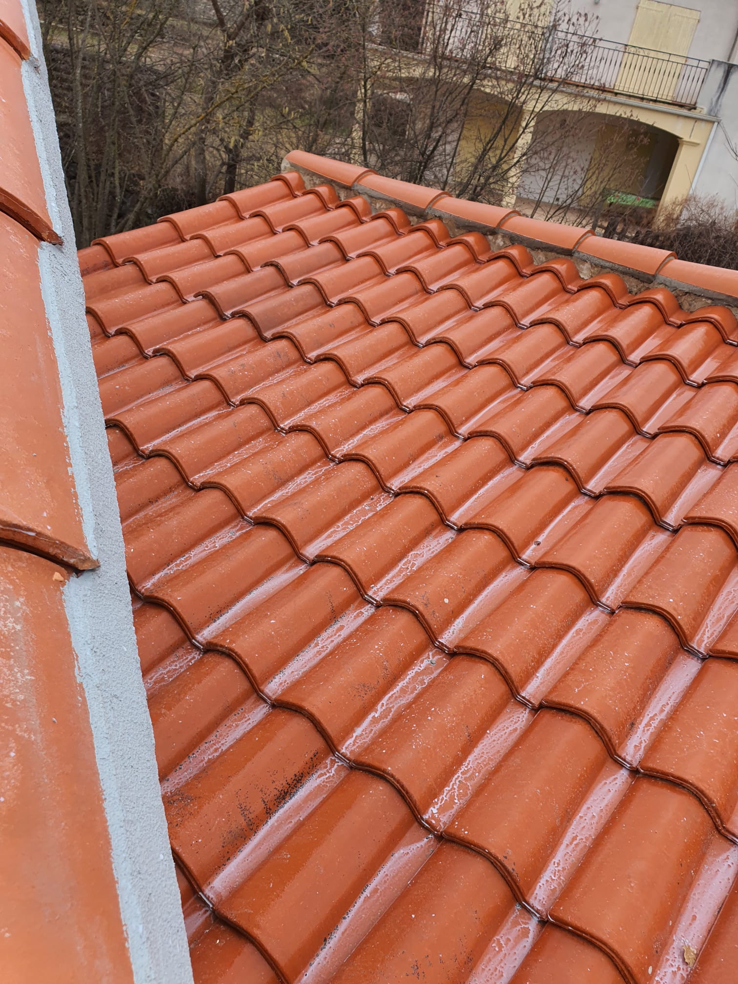 Toit en tuiles orange nettoyées