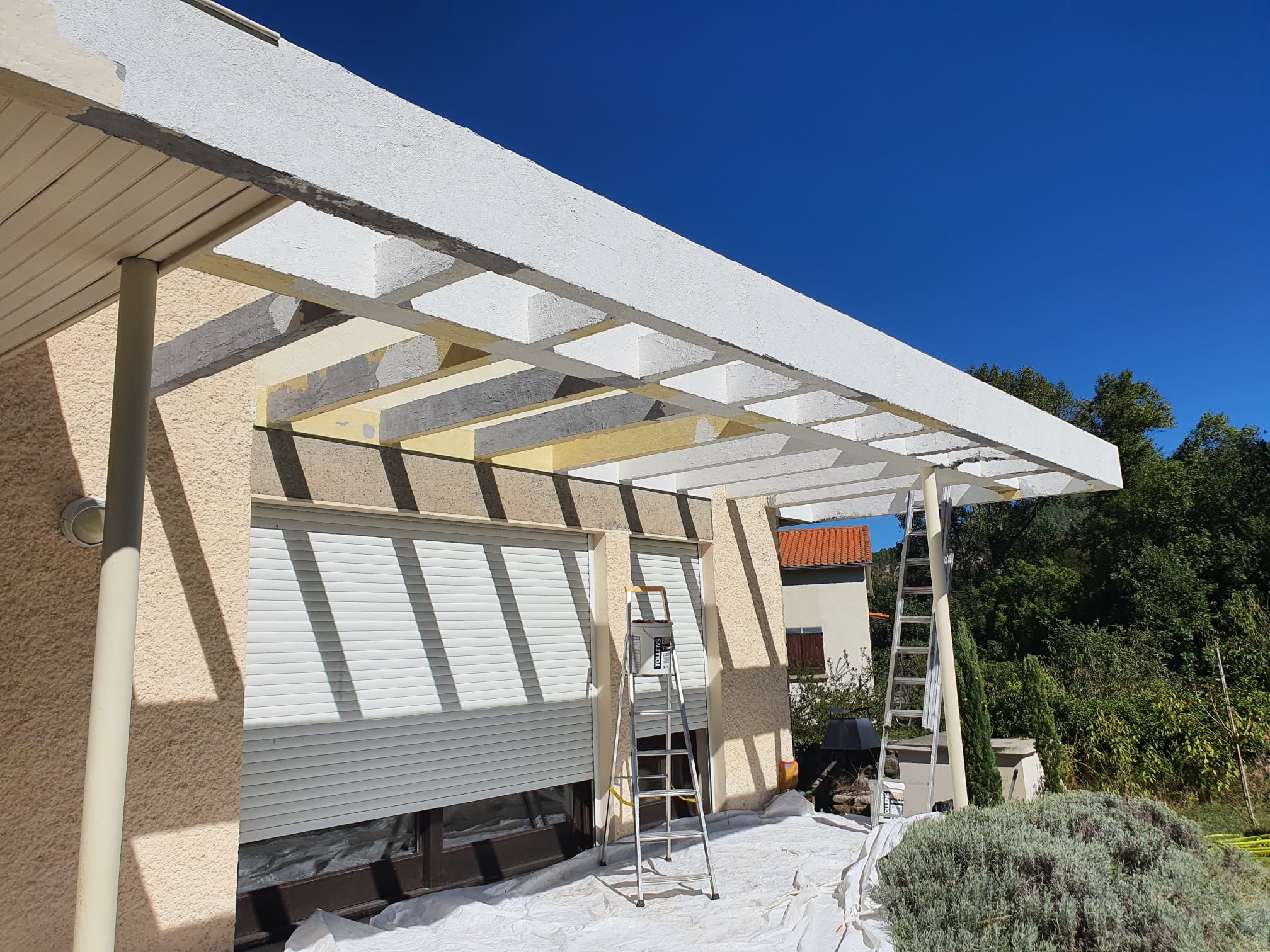 Peinture sur une terrasse en construction