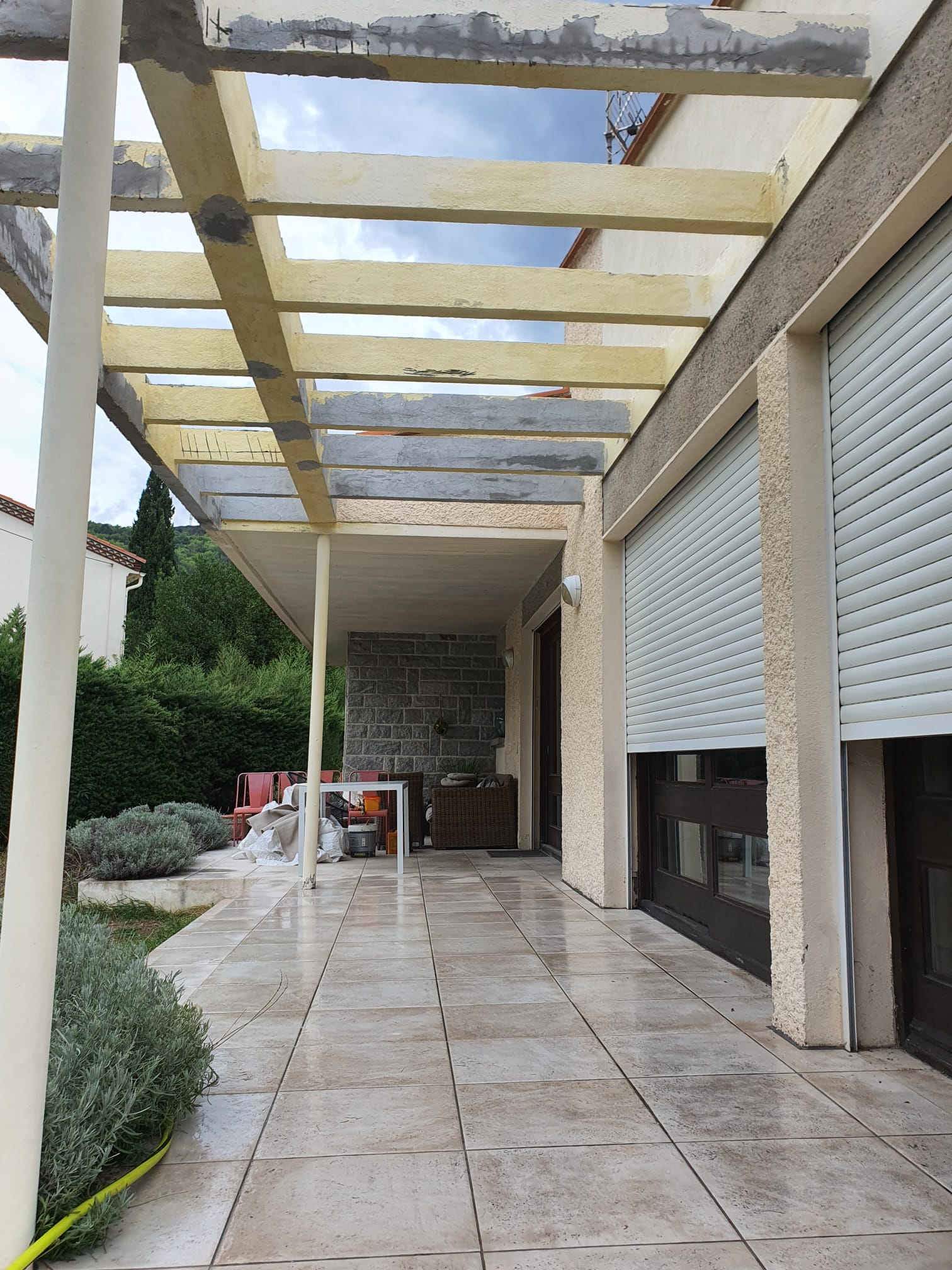 Nettoyage d'un terrasse avec pergola