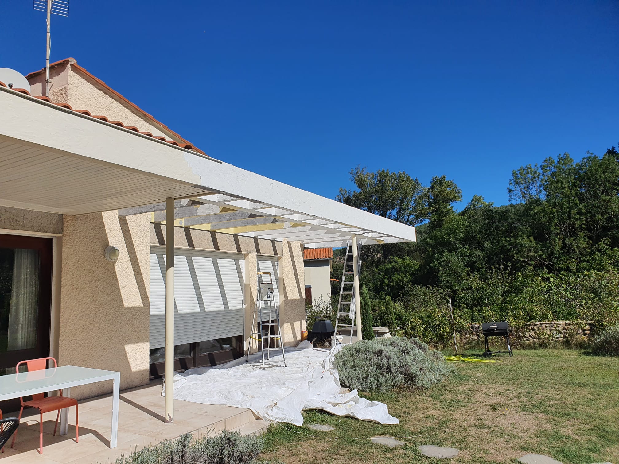 Peinture sur une terrasse en construction